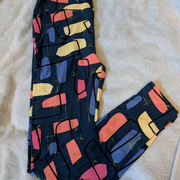 NWOT LULAROE ARTWORK ONE SIZE LEGGINGS. - Picture 2 of 7